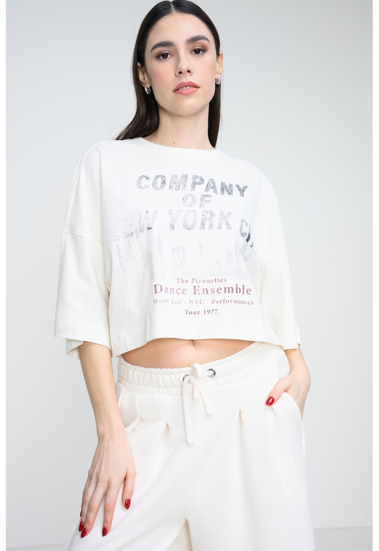 Tricou crop cu maneci cazute si imprimeu text - Alb fildes