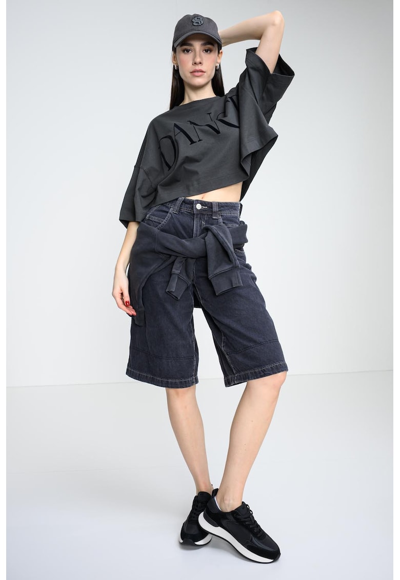 Tricou crop cu maneci cazute si imprimeu text - Gri antracit