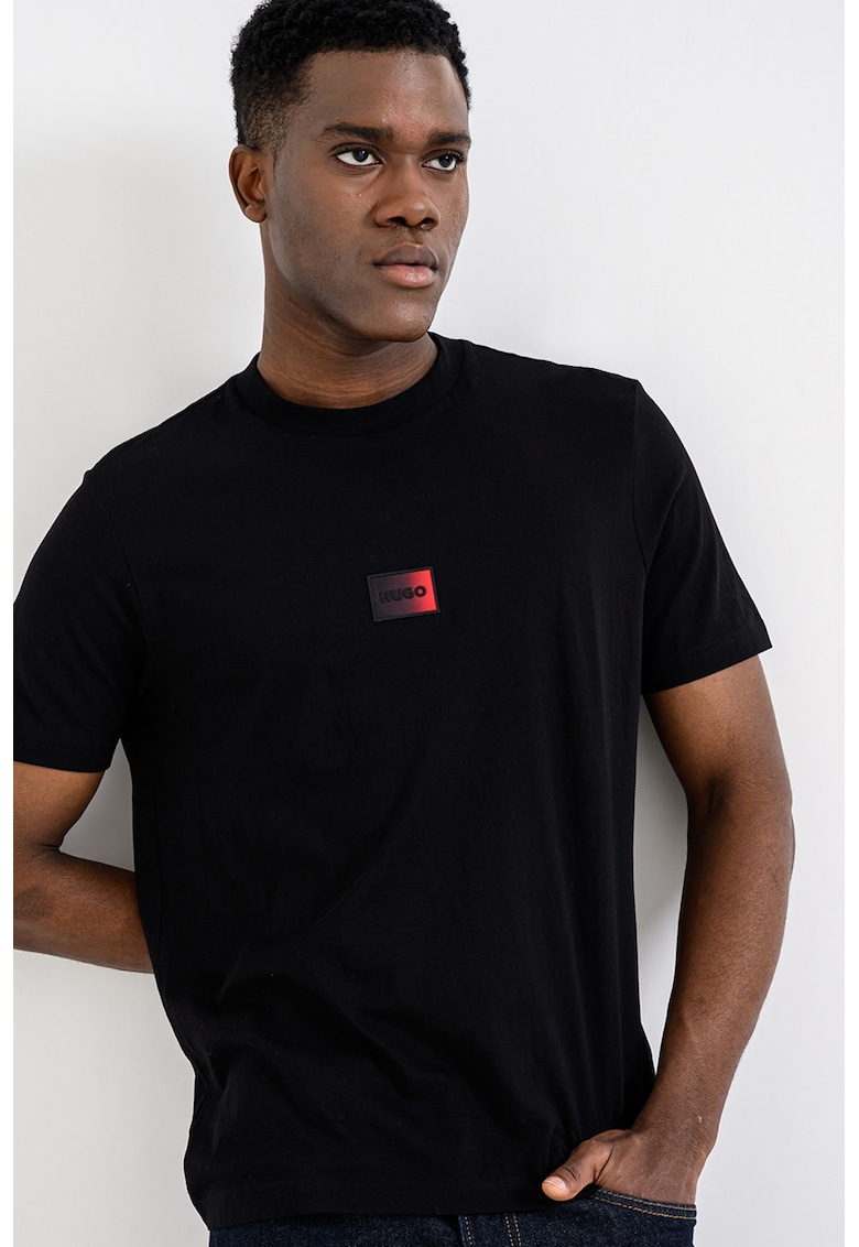 Tricou slim fit cu decolteu la baza gatului Danotie - Negru/Rosu inchis