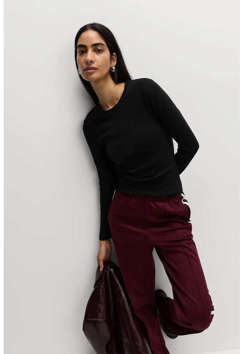 Bluza slim-fit cu decolteu la baza gatului - Negru