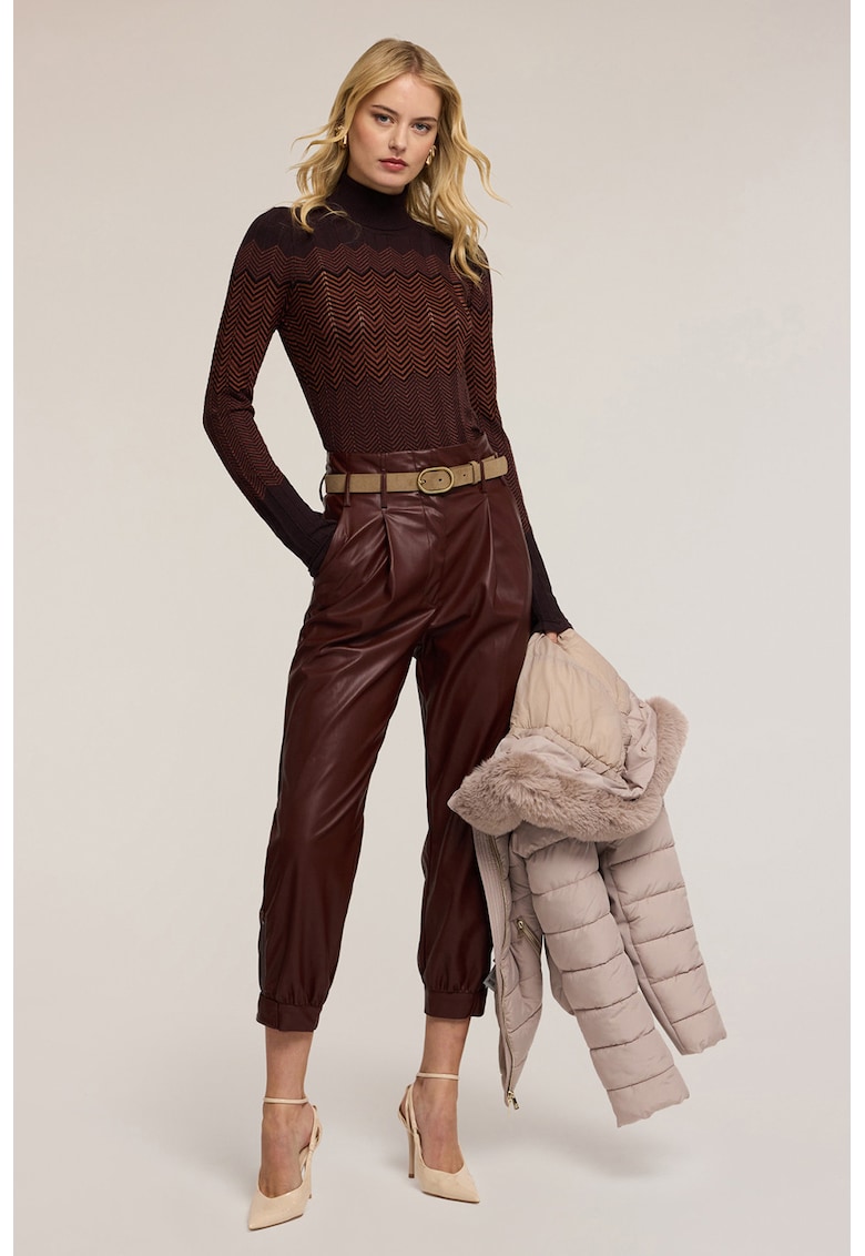 Pulover slim fit cu model si guler inalt