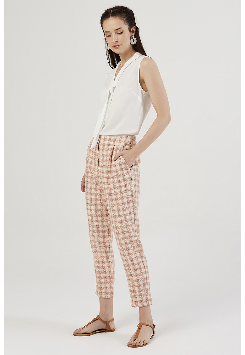 Pantaloni conici cu model in carouri