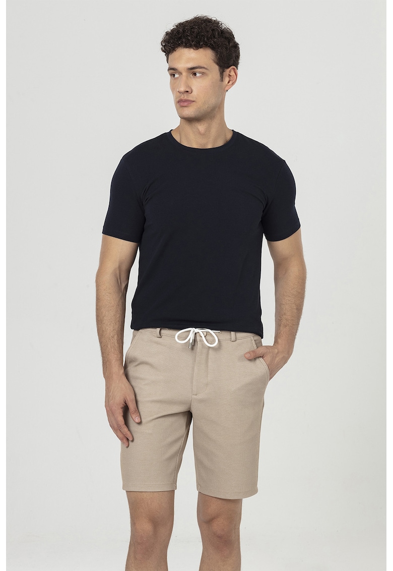 Pantaloni scurti cu model texturat si snur in talie