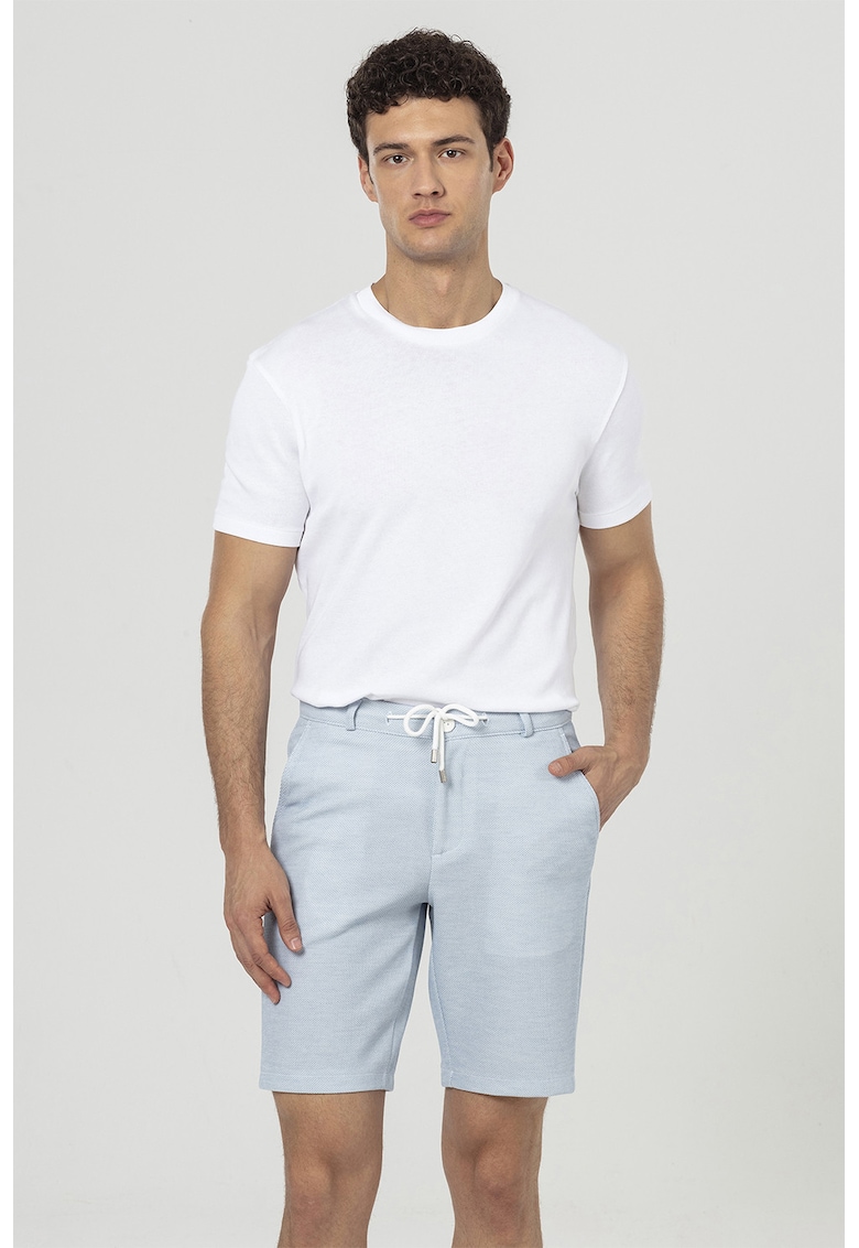 Pantaloni scurti cu model texturat si snur in talie