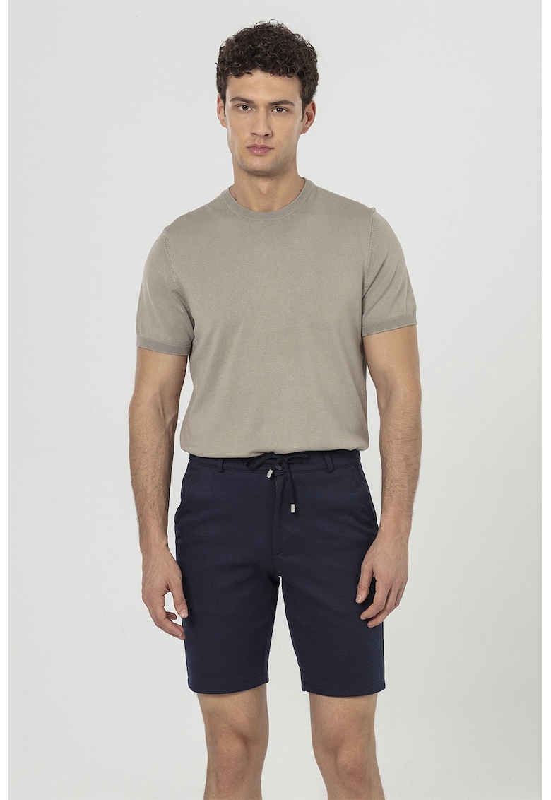 Pantaloni scurti cu model texturat si snur in talie