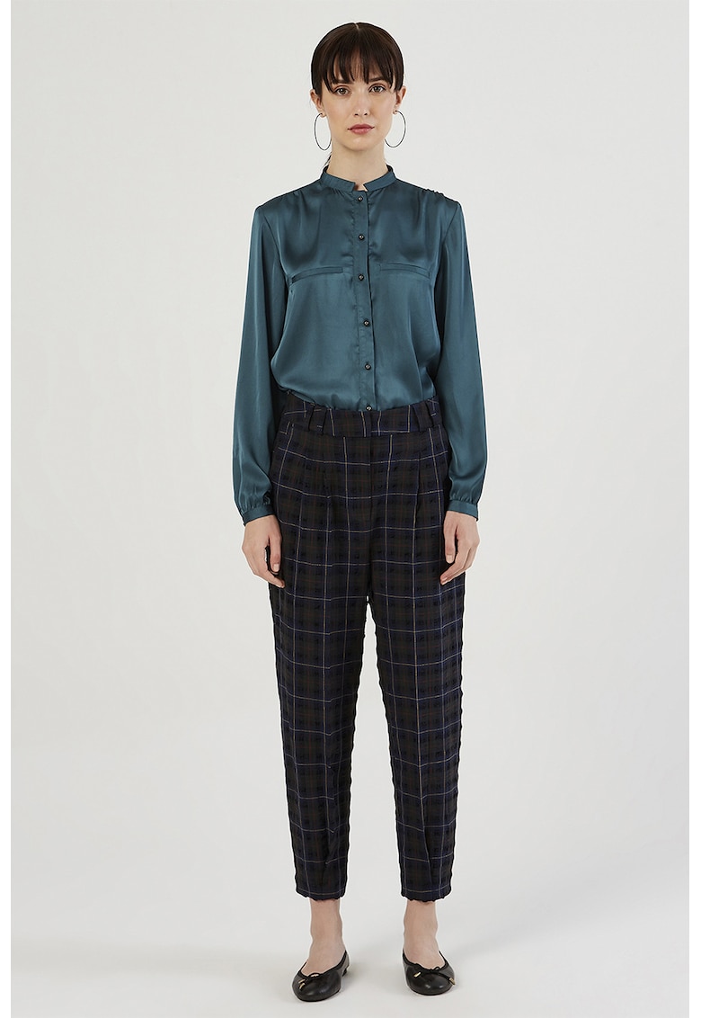 Pantaloni cu buzunare laterale si model in carouri