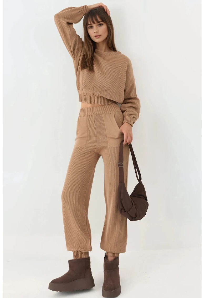 Set tricotat - pulover cu guler rotund si maneci scurte - pantaloni cu mansete elastice - maro camel - tricot -