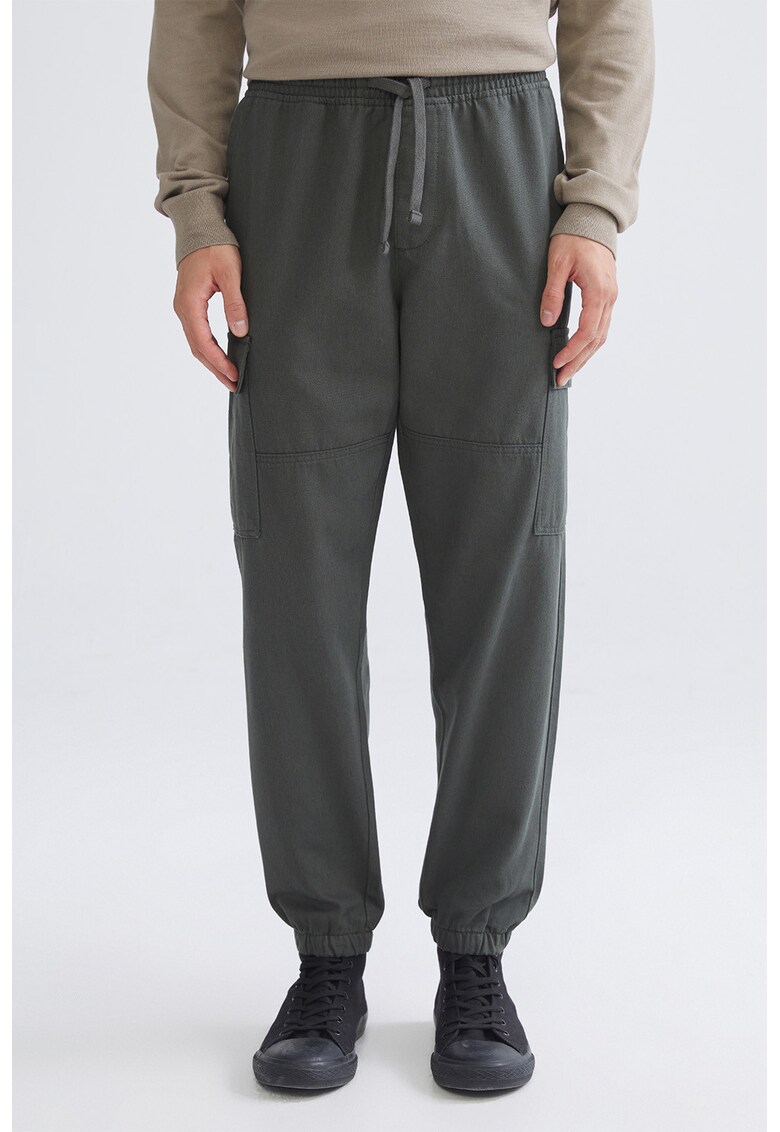 Pantaloni de trening cu croiala cargo - Gri inchis