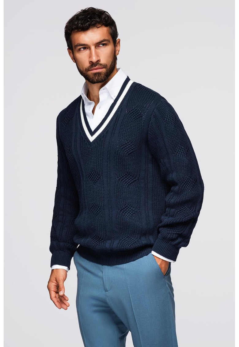 Pulover cu decolteu in V si model torsade