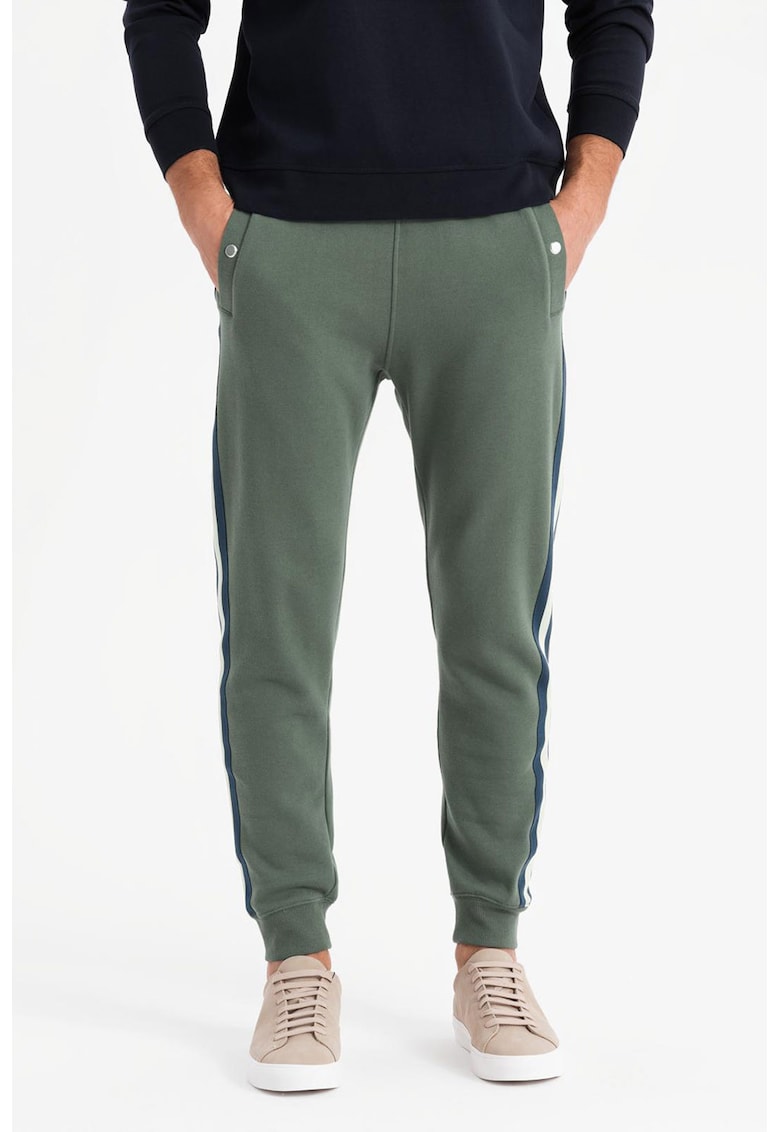 Pantaloni de trening cu croiala conica si segmente laterale contrastante