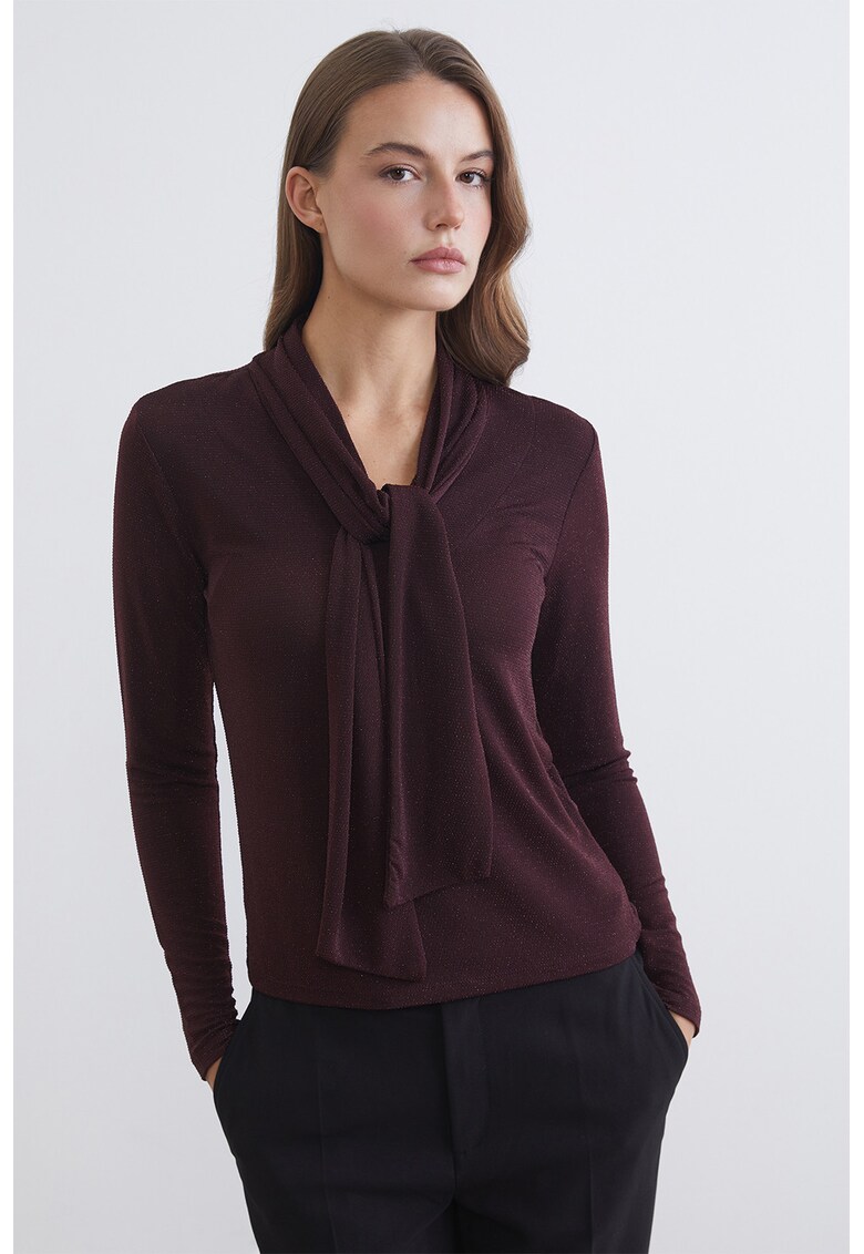 Bluza cu aspect stralucitor si guler tip esarfa