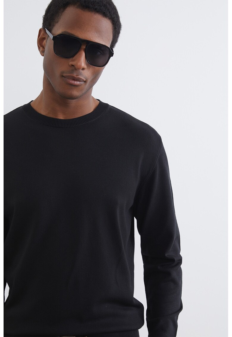 Pulover slim-fit cu decolteu la baza gatului - Negru