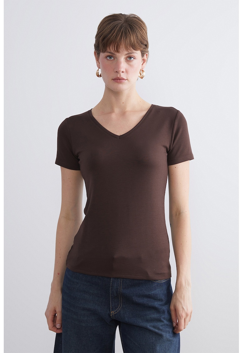 Tricou slim-fit cu decolteu in V si model uni - Maro inchis