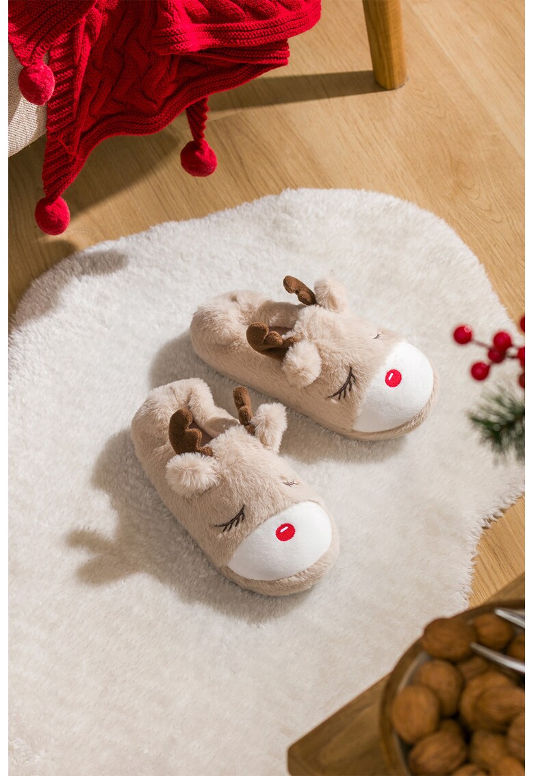 Papuci pufosi cu design tematic de Craciun - Maro camel