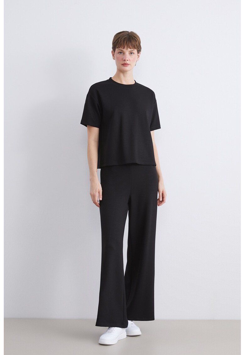 Pantaloni crop de trening cu croiala ampla - Negru