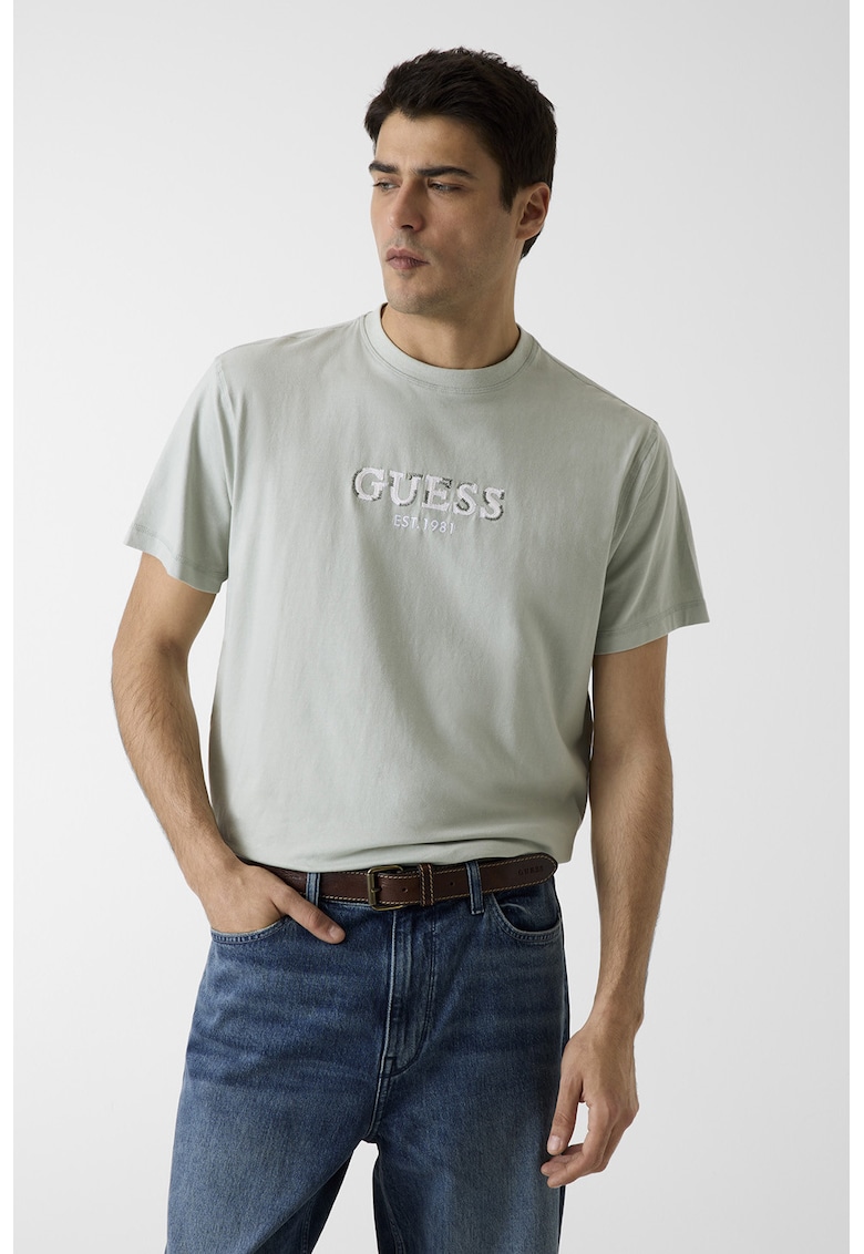 Tricou cu logo brodat si decolteu la baza gatului