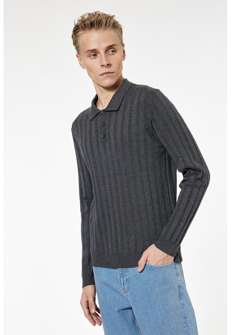 Pulover polo tricotat fin cu fenta cu nasturi