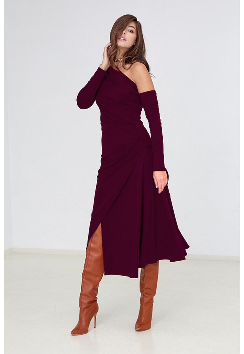 Rochie cu terminatie asimetrica si decupaj pe umeri