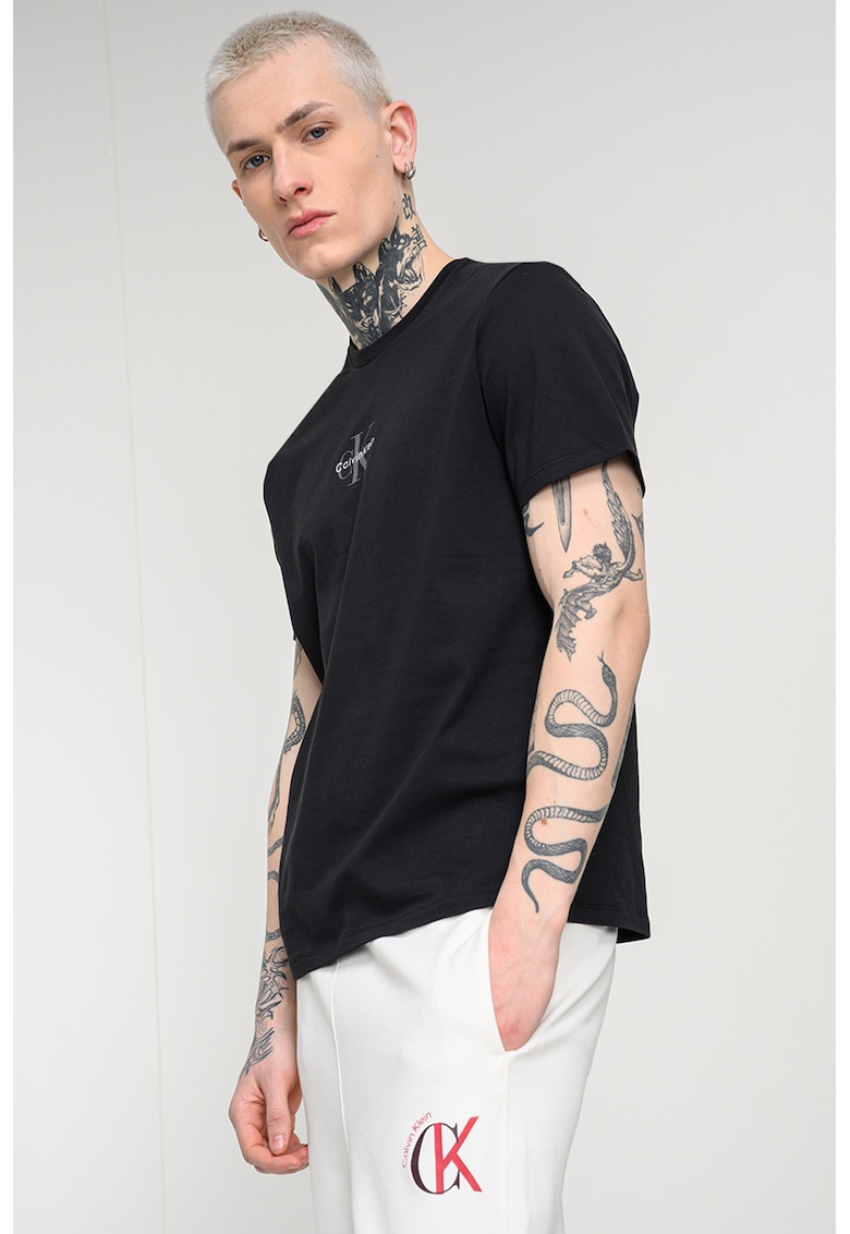 Tricou cu decolteu la baza gatului si logo - Negru