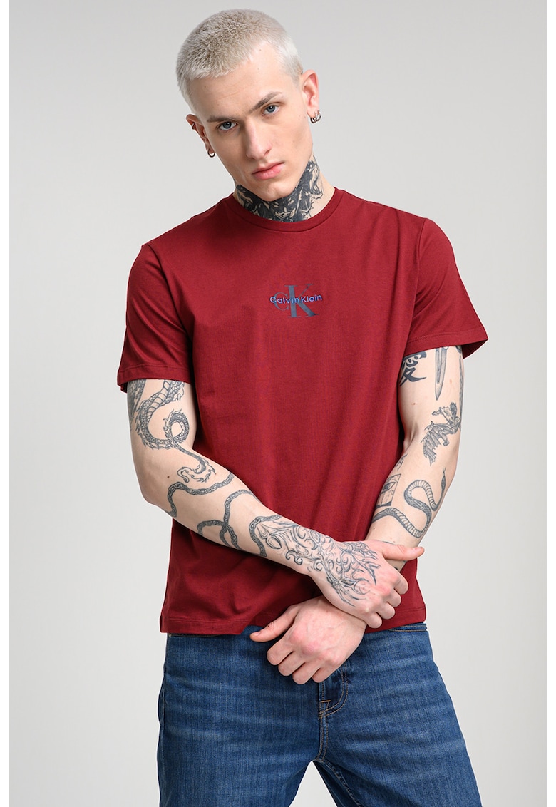 Tricou cu decolteu la baza gatului si logo - Visiniu