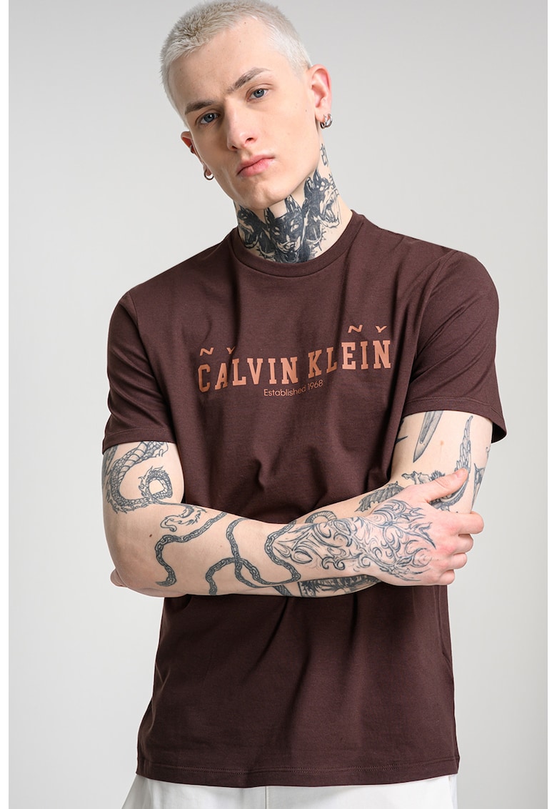 Tricou de bumbac cu decolteu la baza gatului si logo - Maro inchis