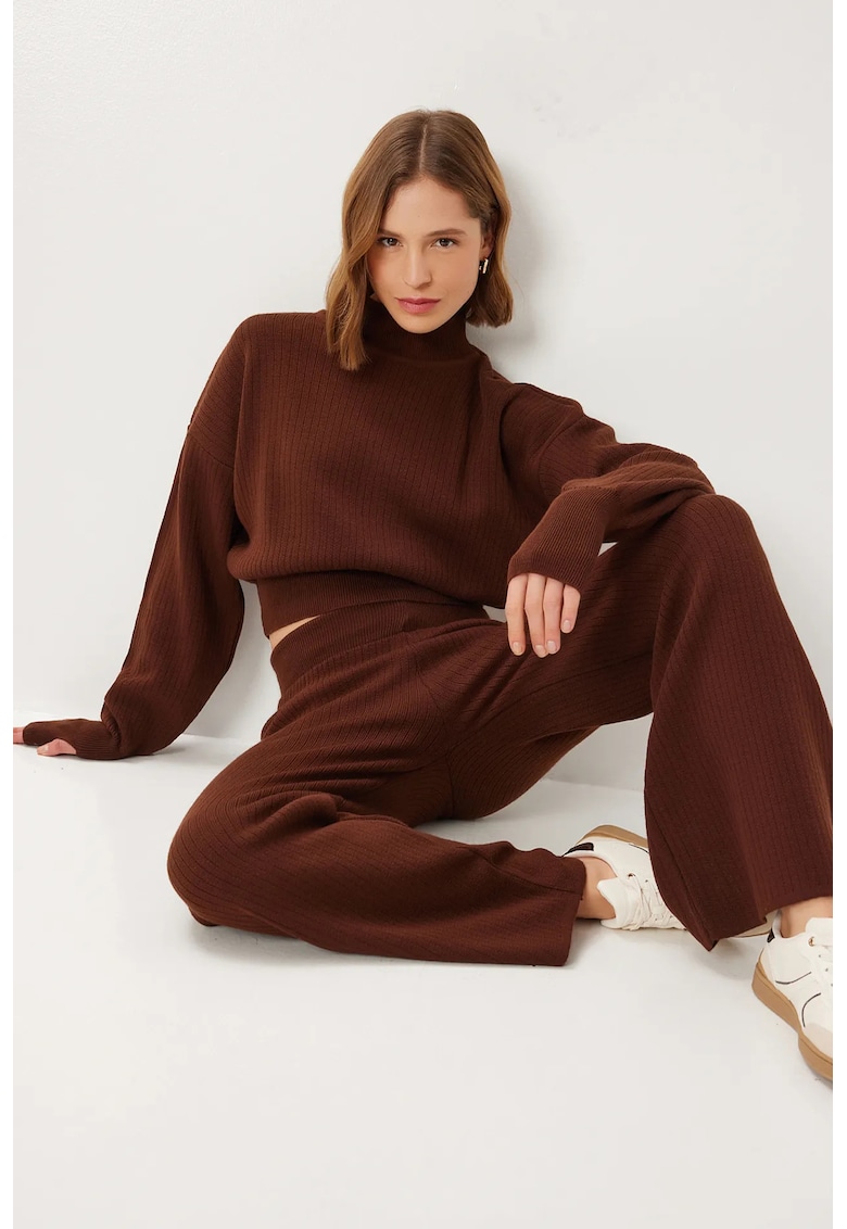 Costum dama - Happiness Istanbul - set coordonat din doua piese - jumatate de guler - maro - tricot - One Size