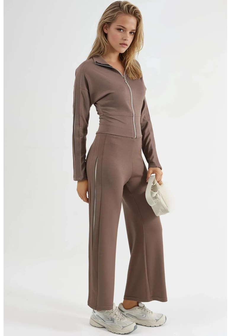 Set din doua piese - talie inalta - picior larg - guler cu fermoar - maro camel - material tricotat