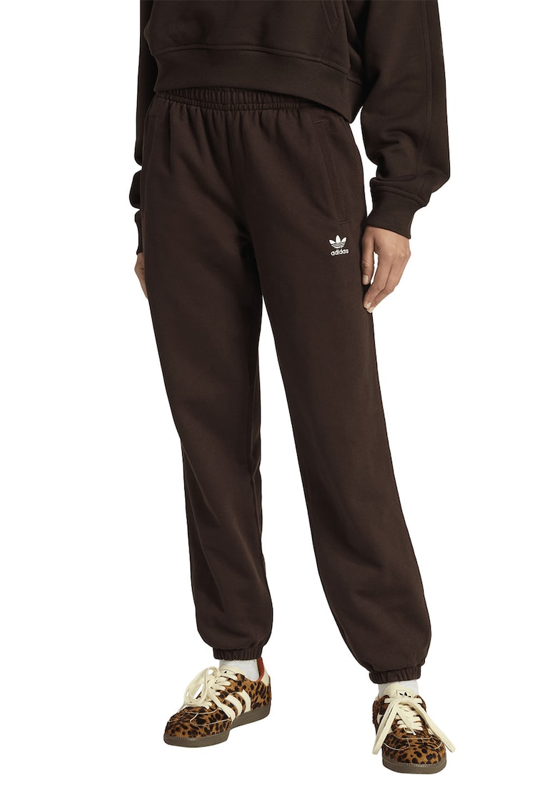 Pantaloni de trening relaxed fit cu buzunare laterale Essentials - Maro inchis