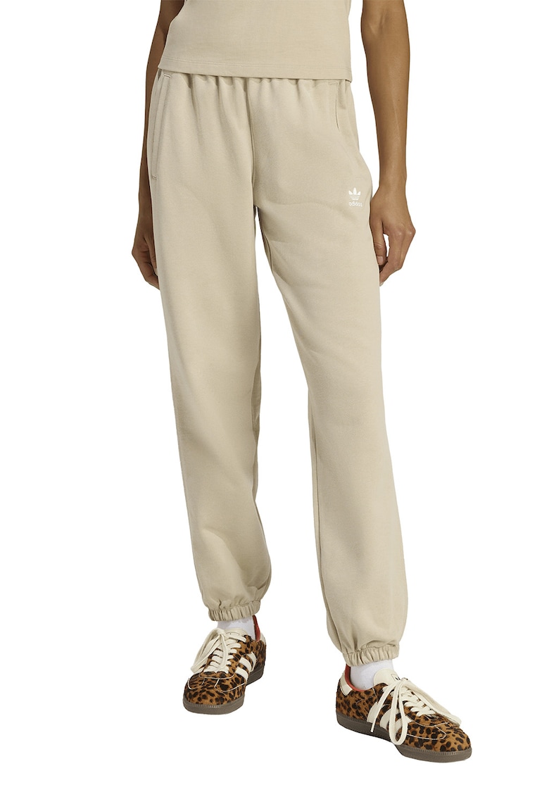 Pantaloni de trening relaxed fit cu buzunare laterale Essentials - Maro nisip