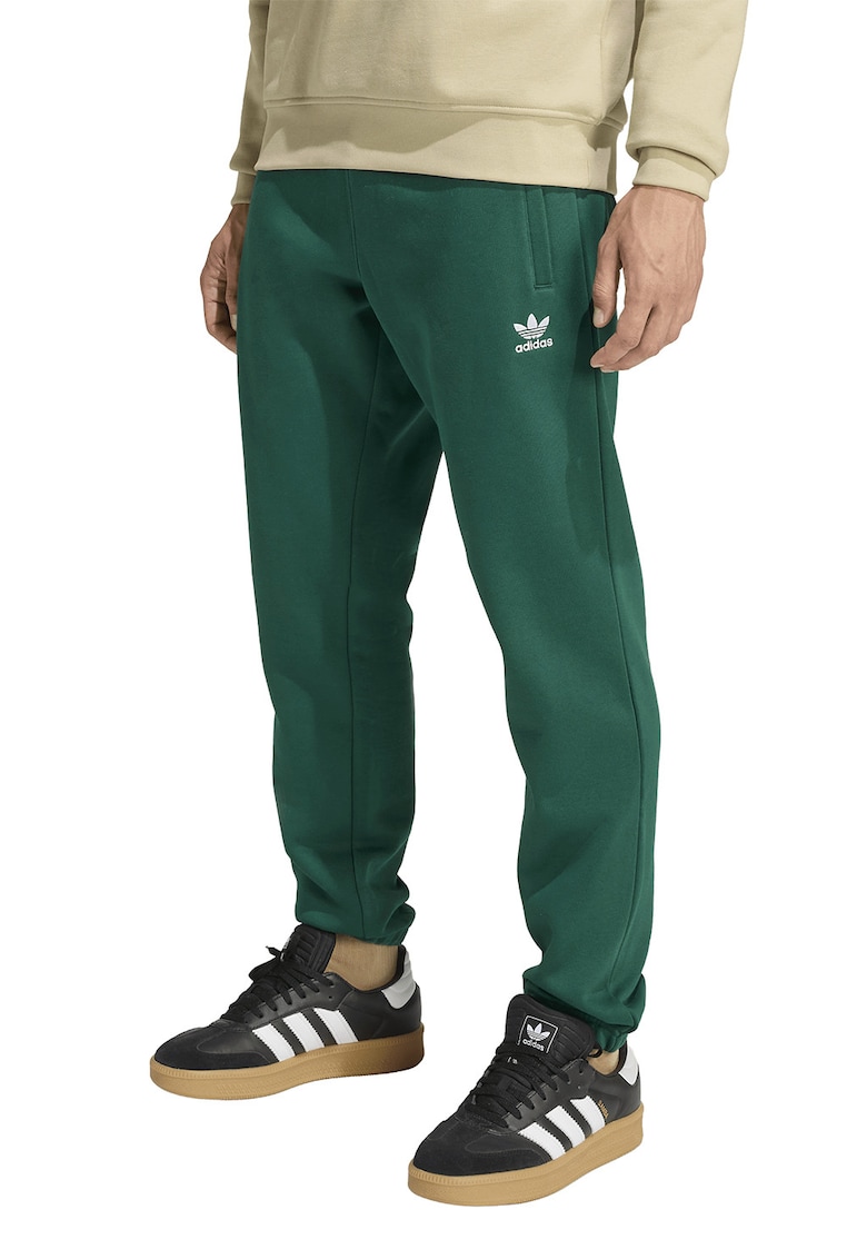 Pantaloni de trening slim fit cu buzunare Trefoil Essentials - Verde englez/Alb optic