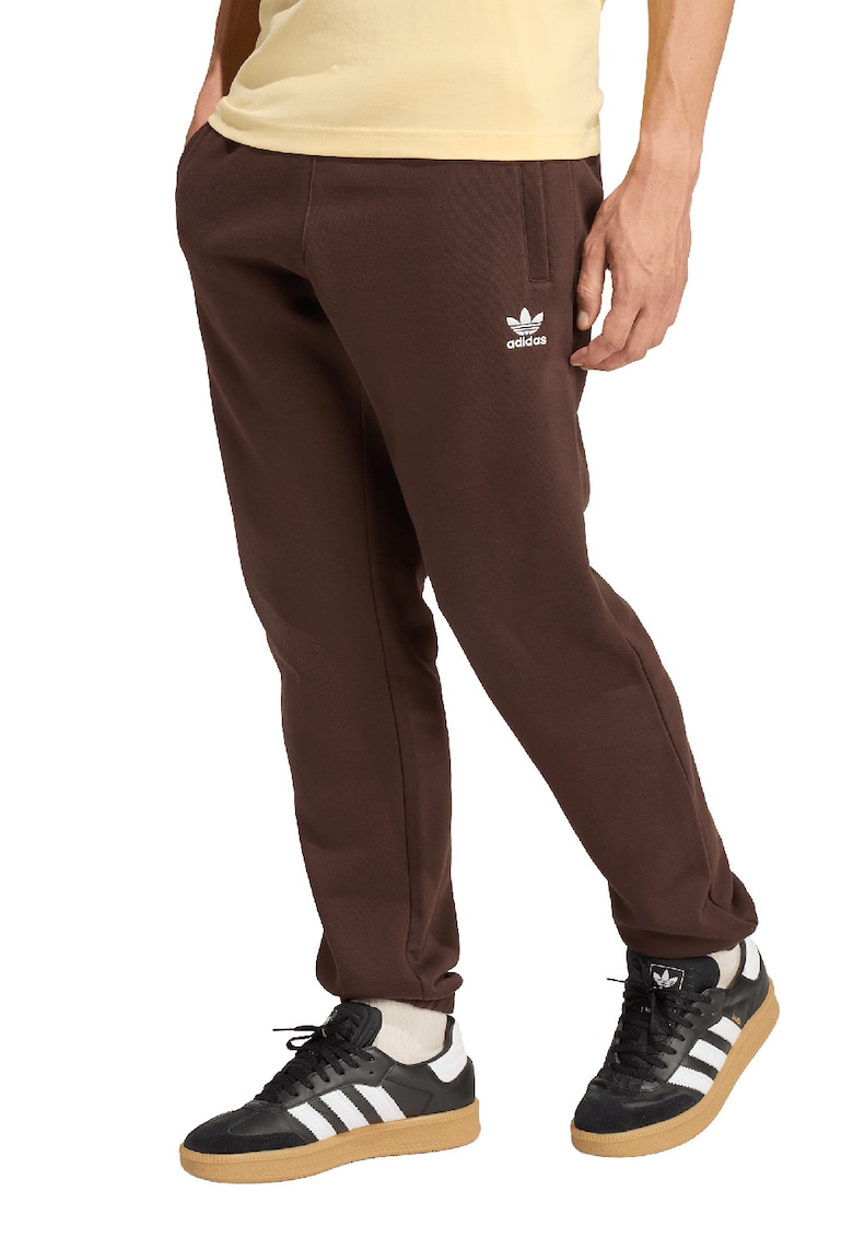 Pantaloni de trening slim fit cu buzunare Trefoil Essentials - Maro inchis