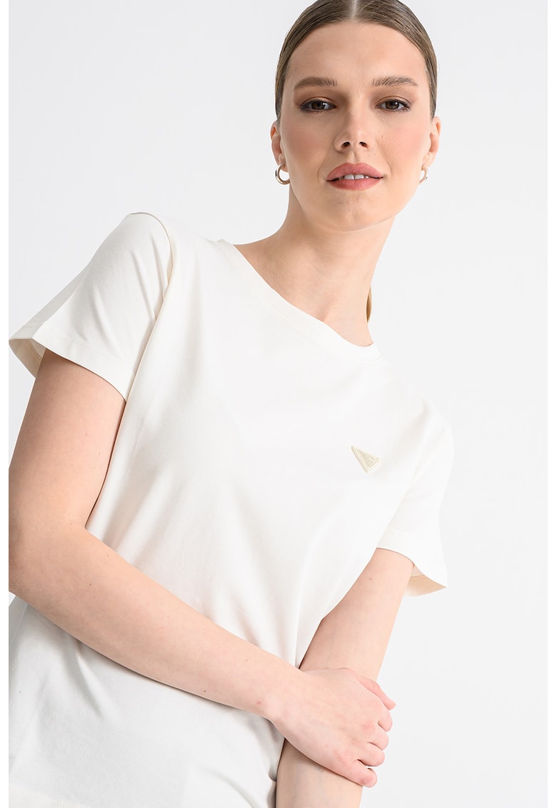Tricou cu decolteu la baza gatului si aplicatie logo discreta - Alb fildes/Bej deschis