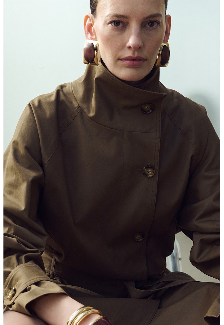 Trenci scurt cu nasturi si guler inalt - Maro