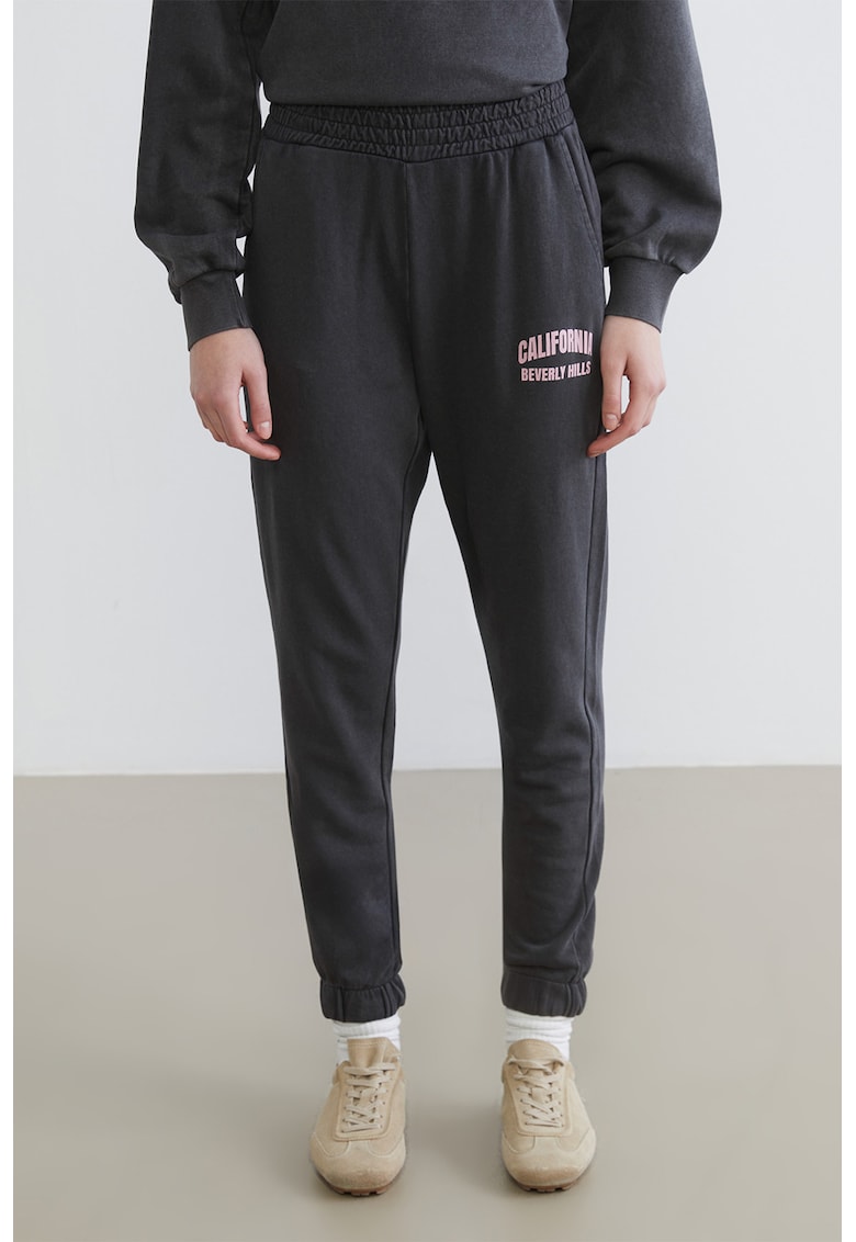 Pantaloni de trening cu imprimeu text - Gri inchis