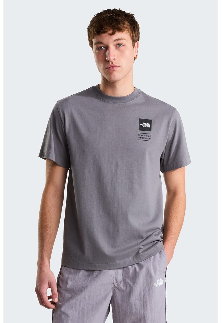 Tricou relaxed fit cu imprimeu grafic pe partea din spate Celebration - Rosu/Gri inchis/Galben/Albastru