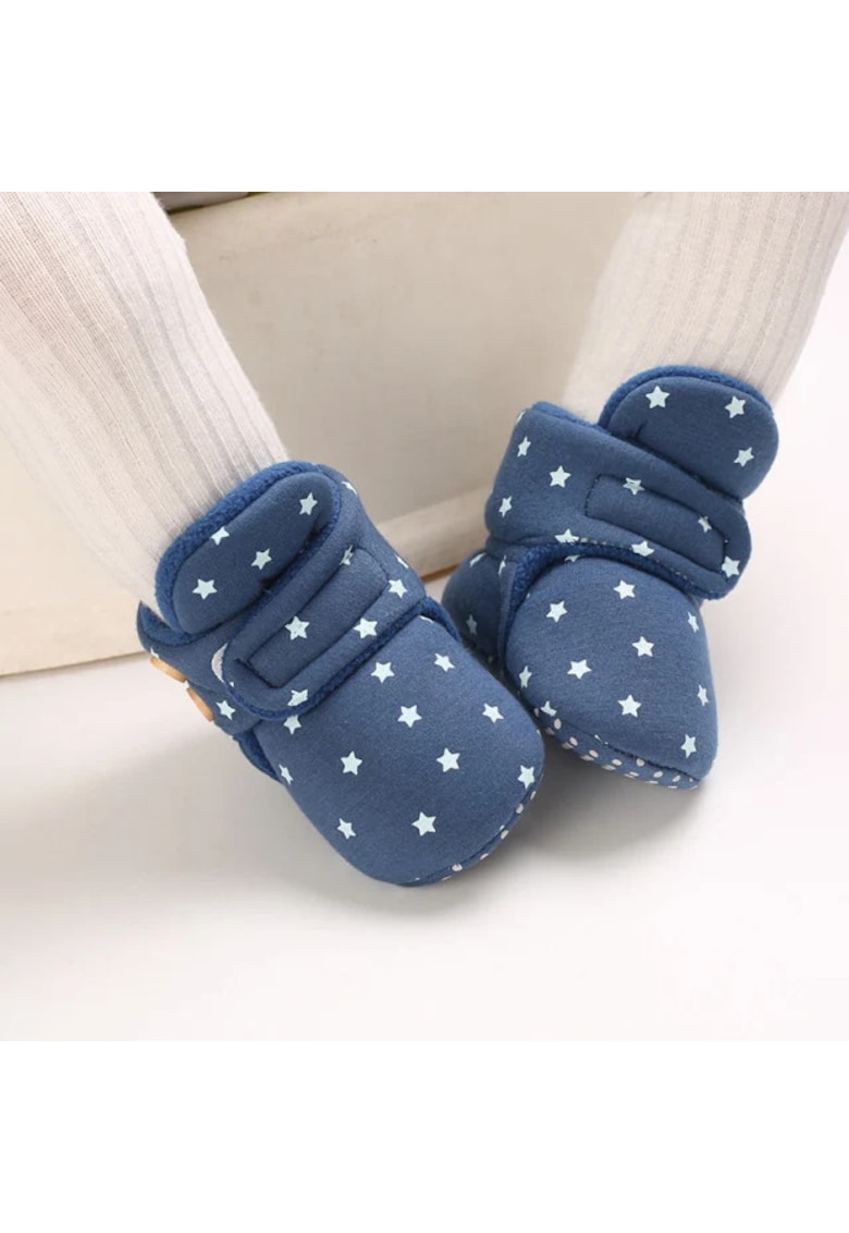 Cizmulite albastre cu stelute albe si cu nasturei