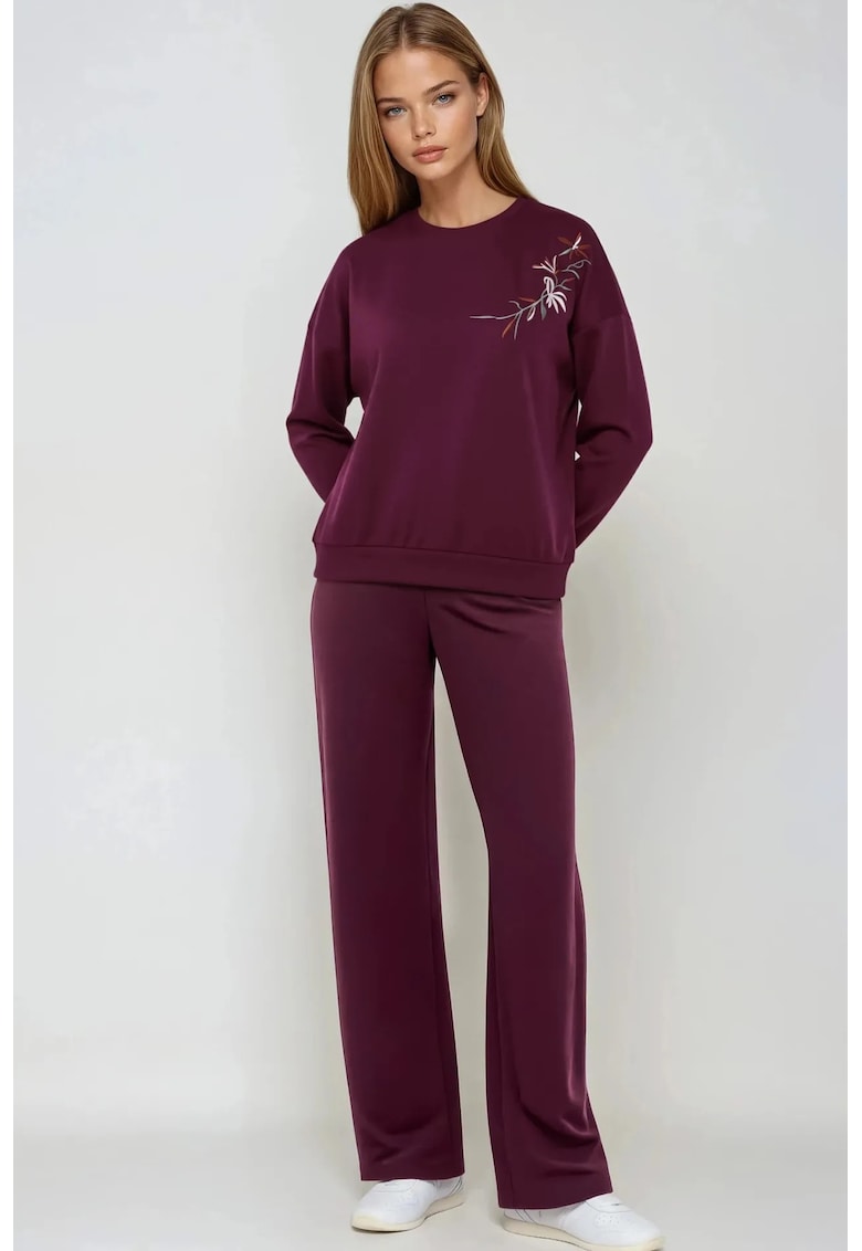 Set din doua piese - bluza cu maneca lunga si guler rotund - pantaloni largi - rosu burgundi - material brodat