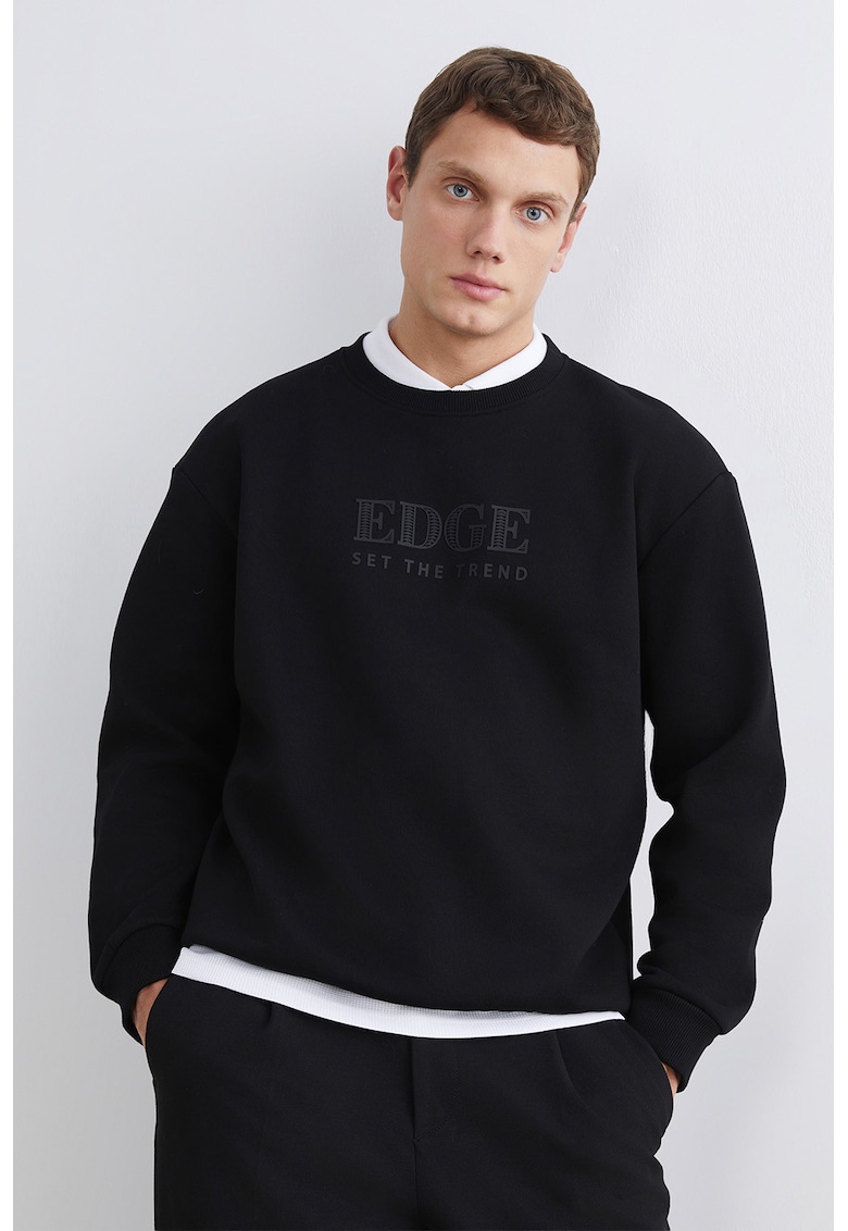 Bluza de trening cu decolteu la baza gatului si imprimeu text - Negru