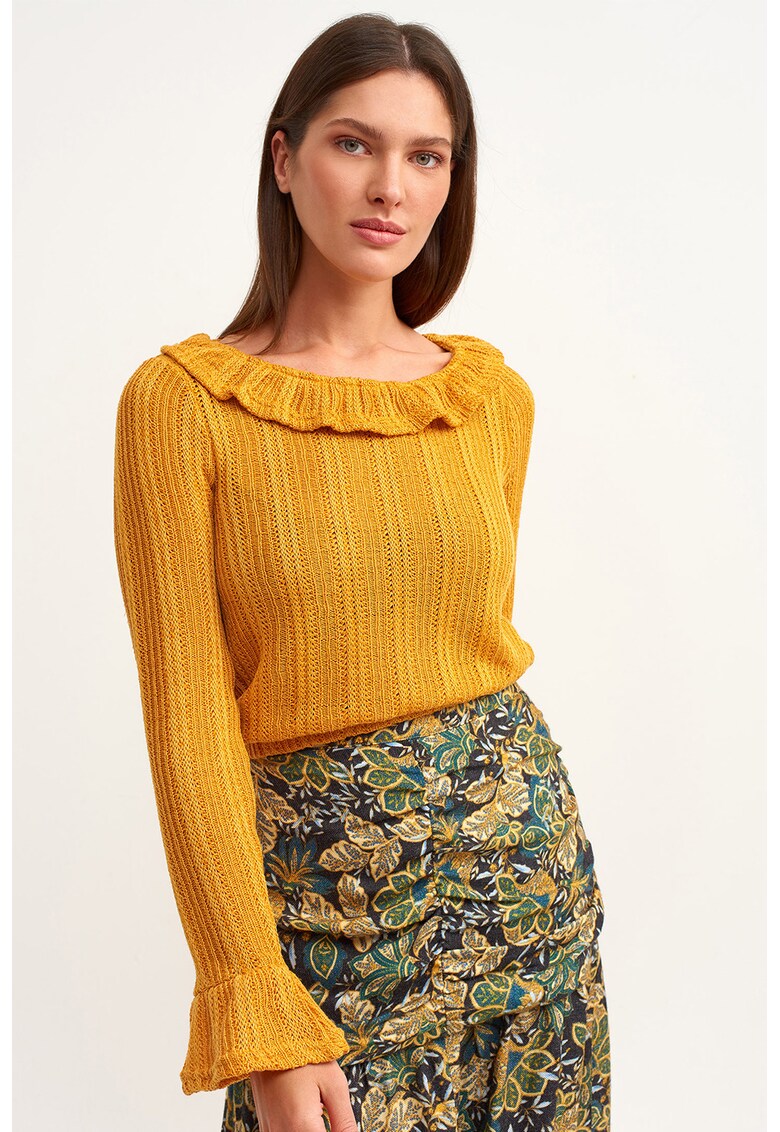 Pulover cu volane - Ocru