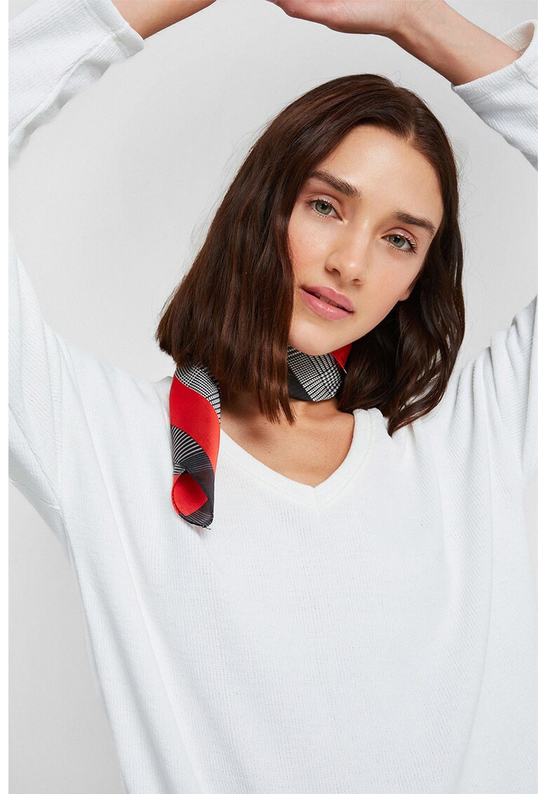 Pulover lejer cu decolteu in V - Alb