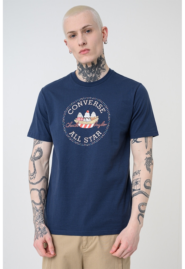 Tricou cu imprimeu grafic si decolteu la baza gatului - Rosu/Bleumarin