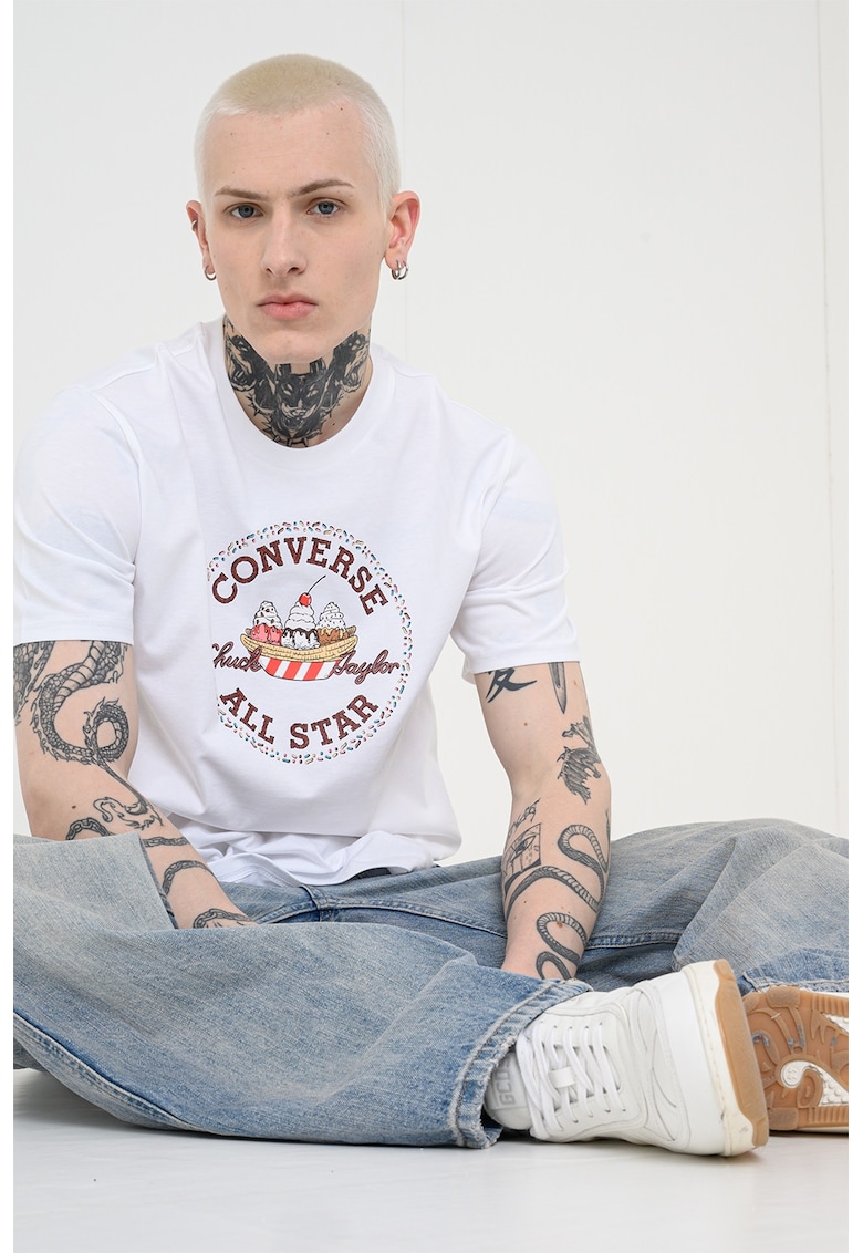Tricou cu imprimeu grafic si decolteu la baza gatului - Alb/Rosu inchis
