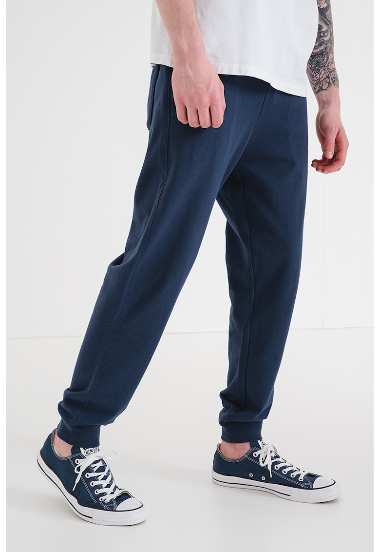 Pantaloni de trening cu croiala conica si aplicatie logo - Bleumarin