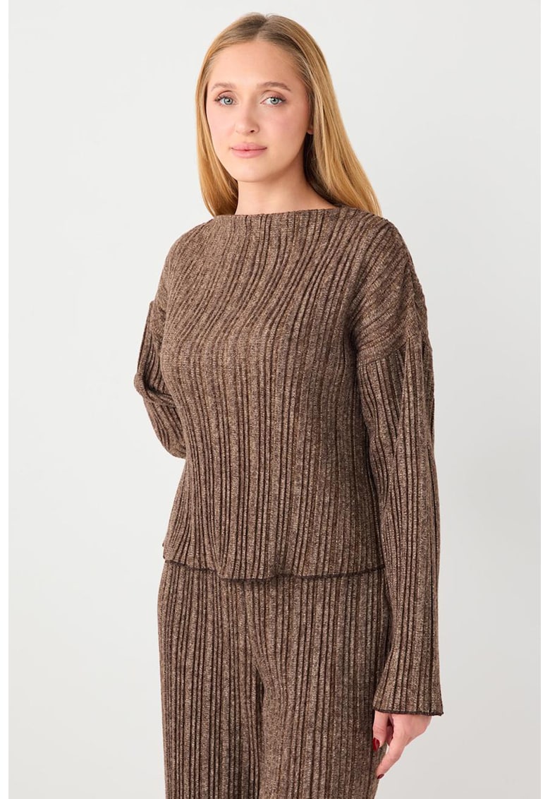 Bluza cu decolteu barcuta si aspect striat - Maro inchis