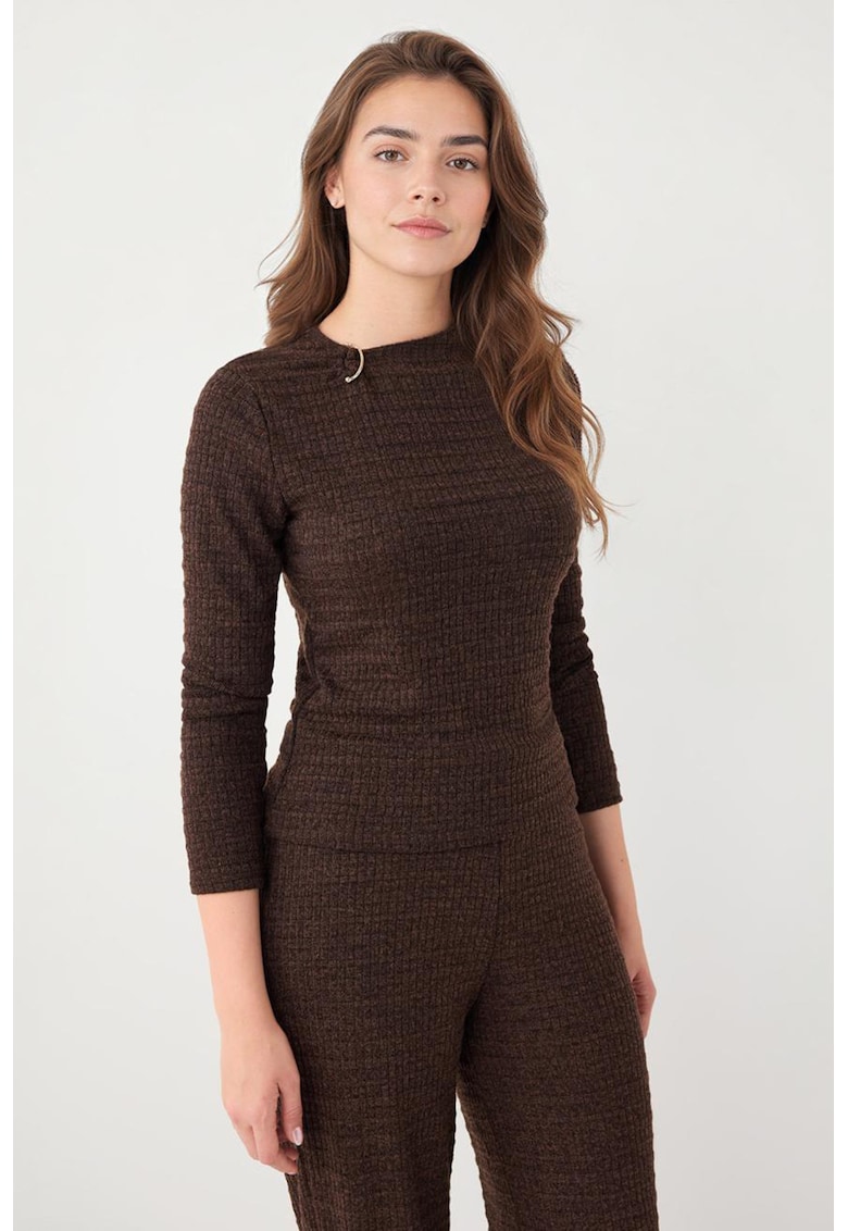 Bluza slim fit cu decolteu la baza gatului - Maro inchis
