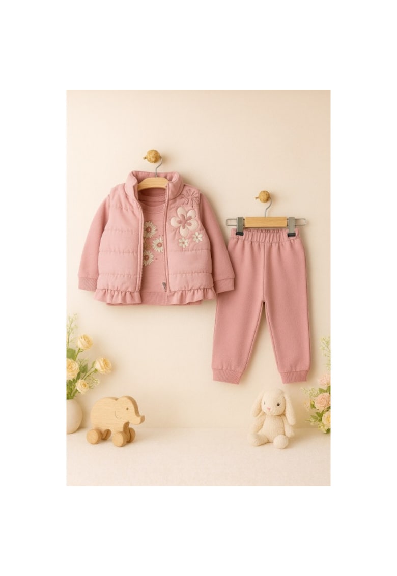 Costumas fetita 3 piese roz pudra – Vesta matlasata - Bluza cu flori si Pantaloni confortabili