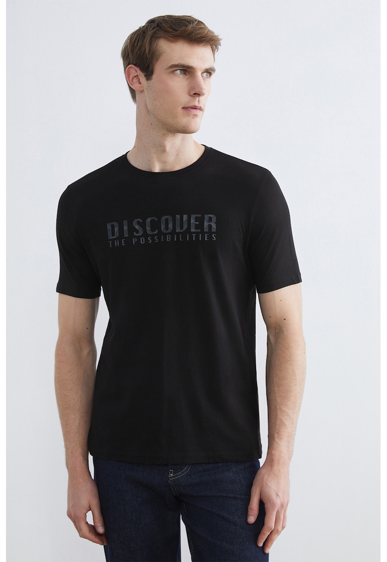 Tricou cu decolteu la baza gatului si imprimeu text - Negru