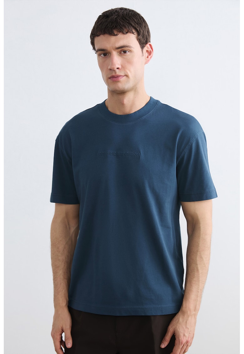 Tricou cu decolteu la baza gatului si text in relief - Albastru petrol