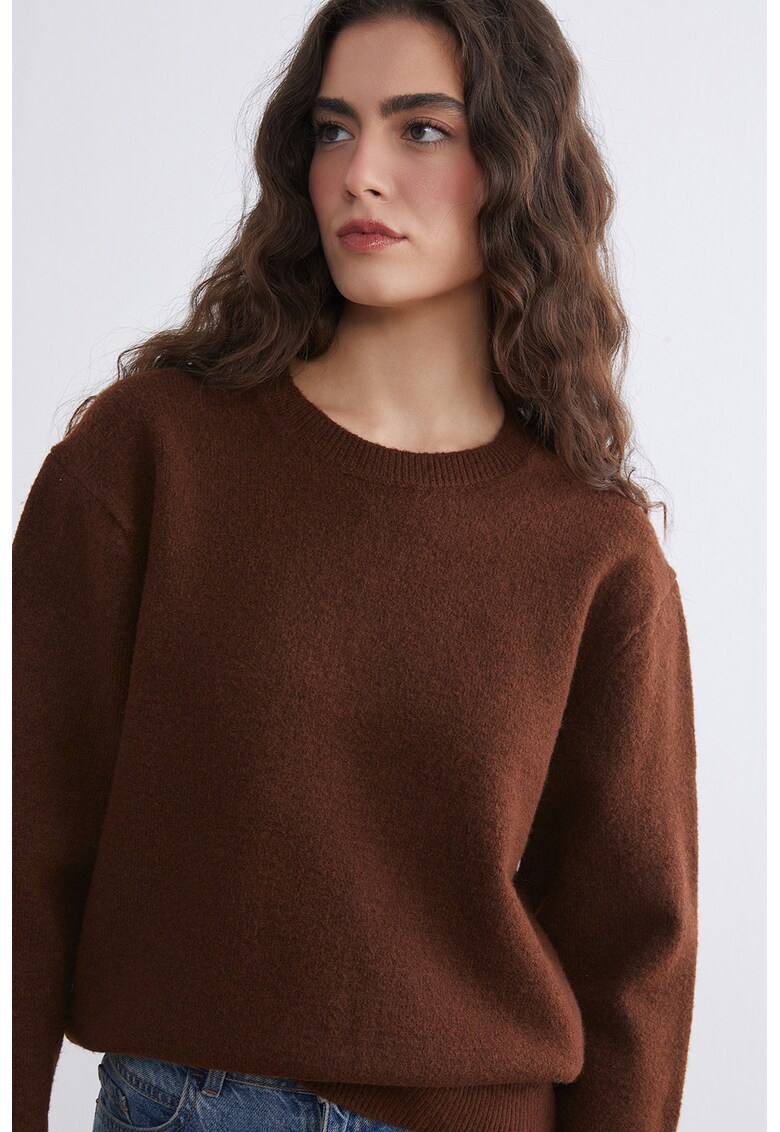 Pulover cu maneci cazute si decolteu la baza gatului - Maro inchis
