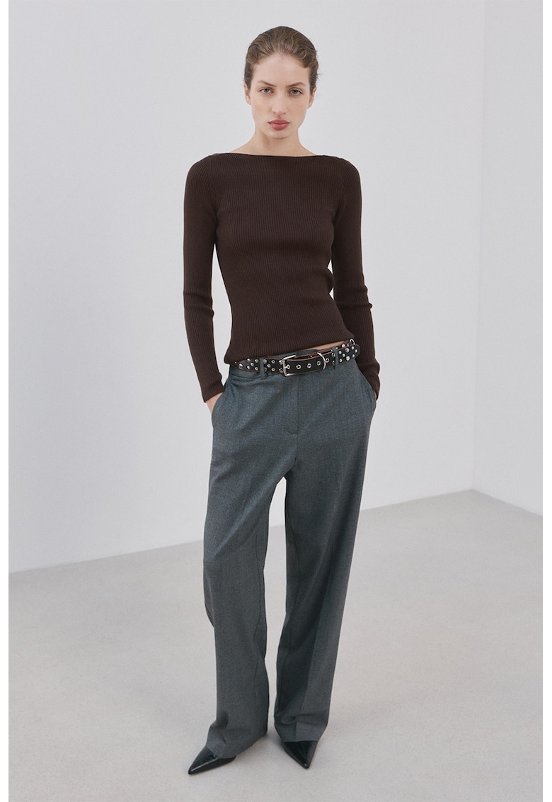 Pulover slim fit cu decolteu barcuta - Maro inchis